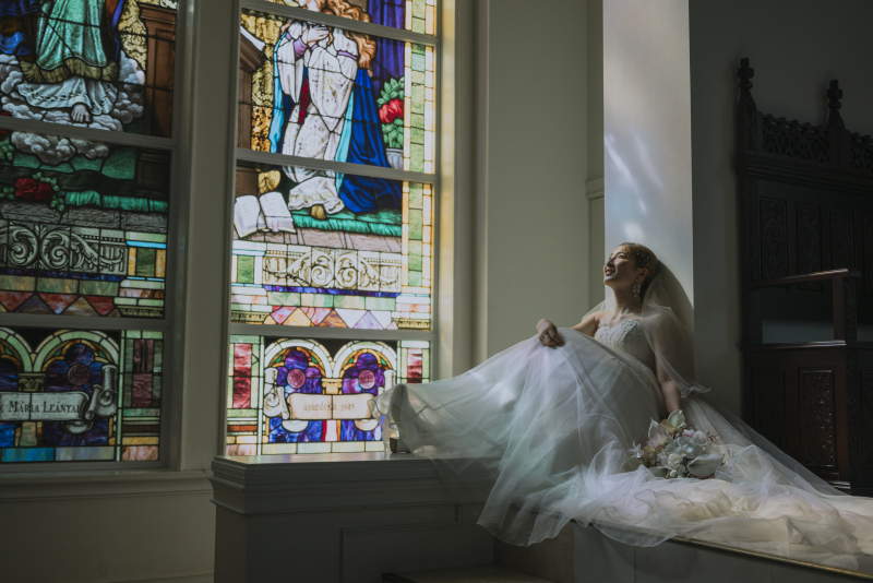 ステンドグラスを背景に