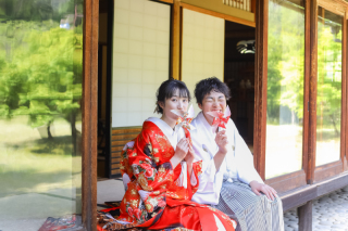 風車に向かってふっと吹いた瞬間、こぼれた笑顔が素敵な一枚