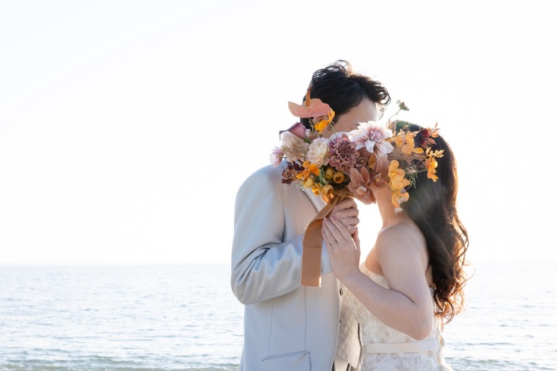 ブーケで顔隠しショット♥