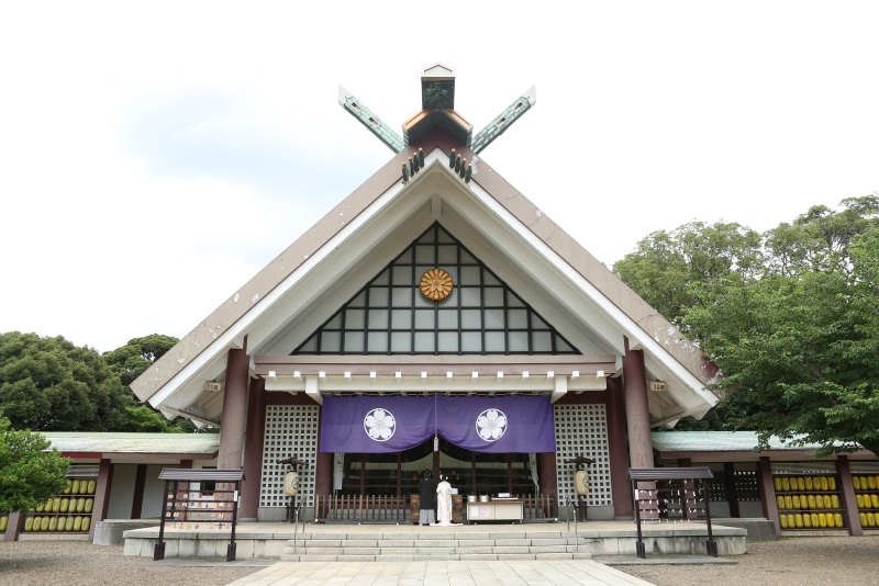 広い敷地の護国神社