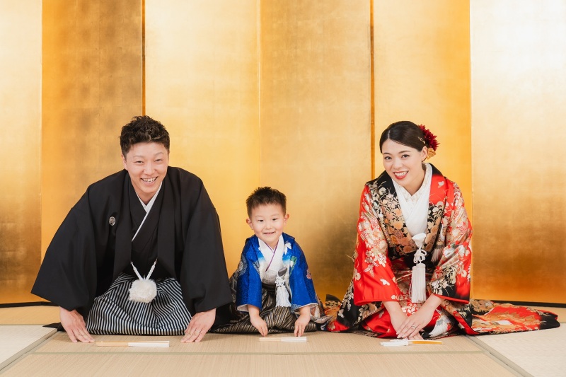 金屛風のまえで