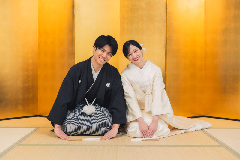 金屏風の前で華やかに！