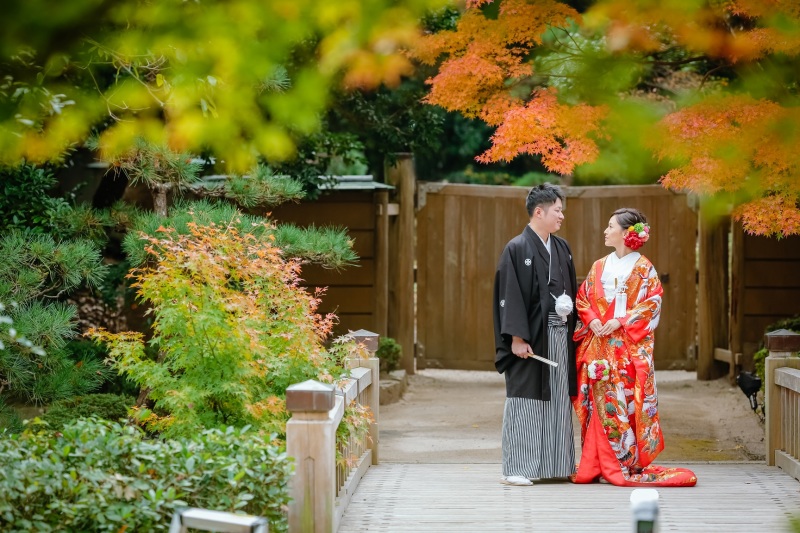 橋の上で見つめ合い