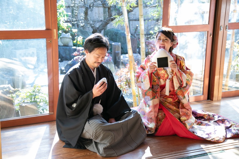 縁側でおにぎり