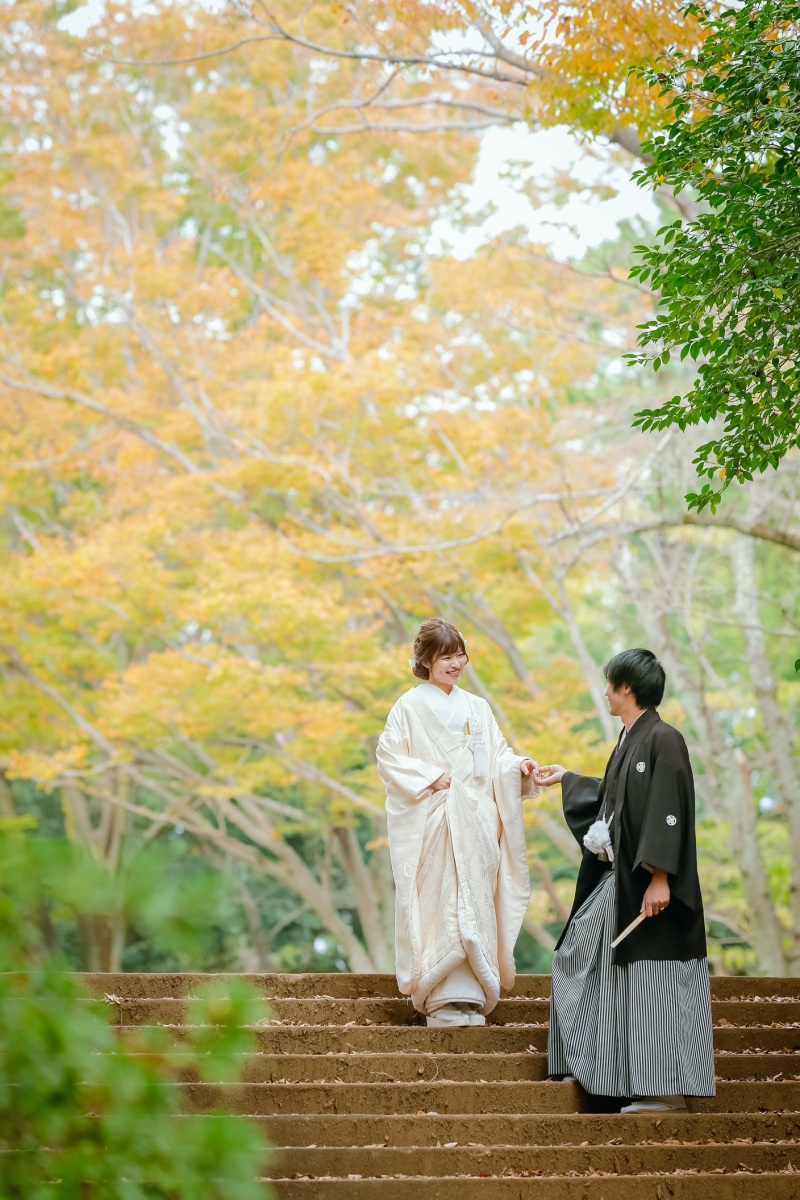 神社の紅葉に負けないくらい素敵なお二人♡