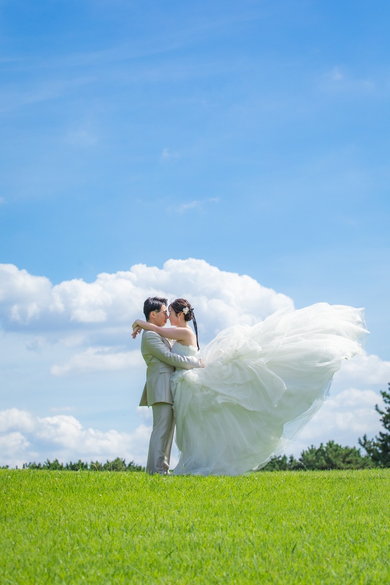 海ロケ！ドレスふんわりショット♡