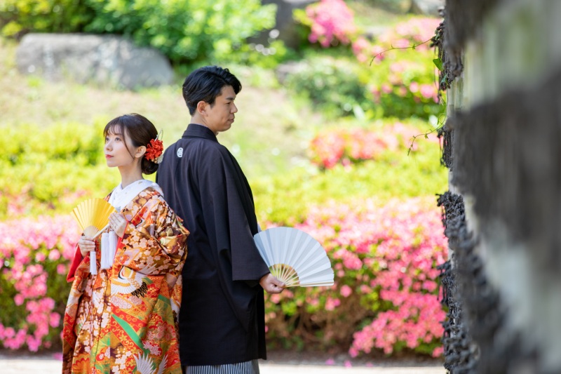 背中合わせで…