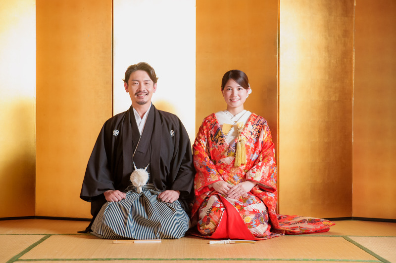 金屏風で正座ショット