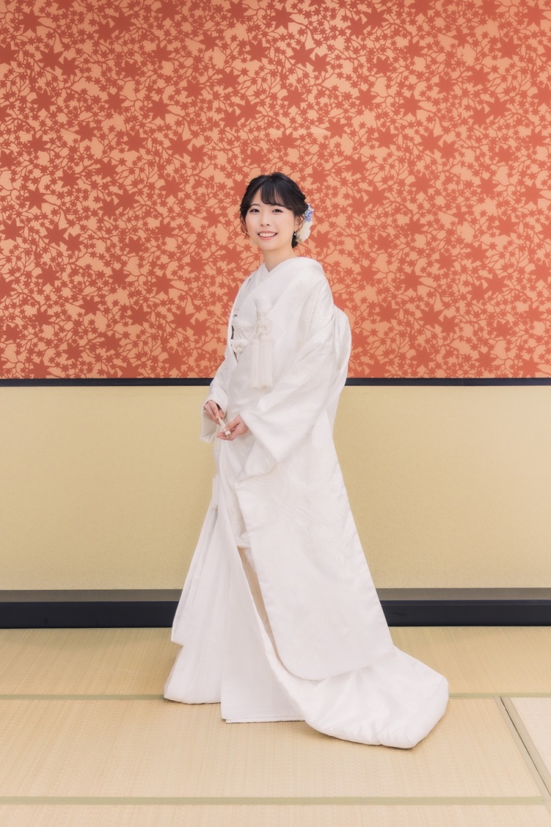 金屏風の奥には和柄の壁紙