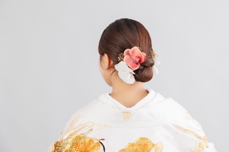 シンプルなシニオンヘアスタイル