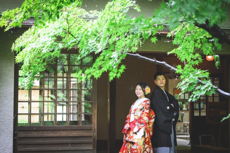 軒下などつかって雨に濡れず