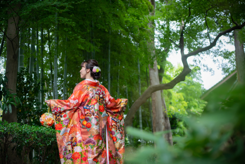 緑の中に映える色打掛