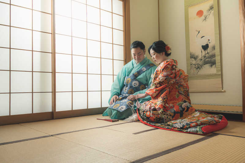 ご新郎様へ手を添えて