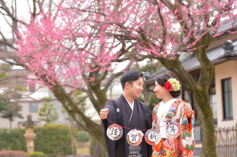 梅の樹をバックに小物も使って撮影♪