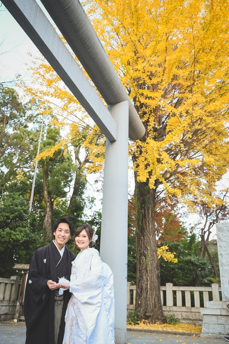 神社の鳥居とイチョウで♡