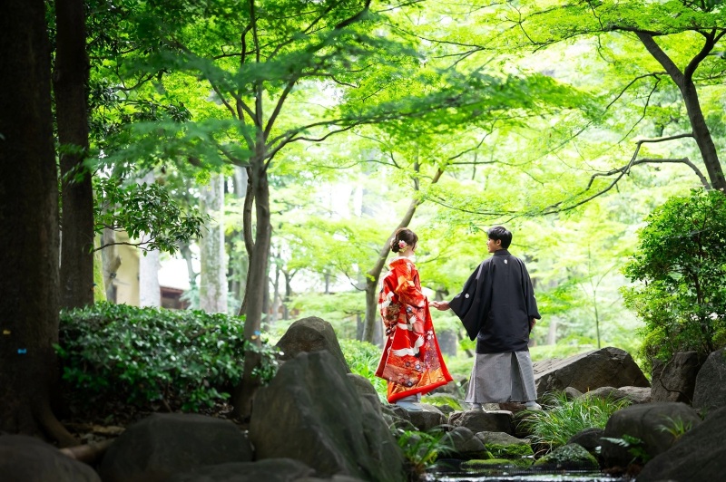 庭園内には小川も流れています