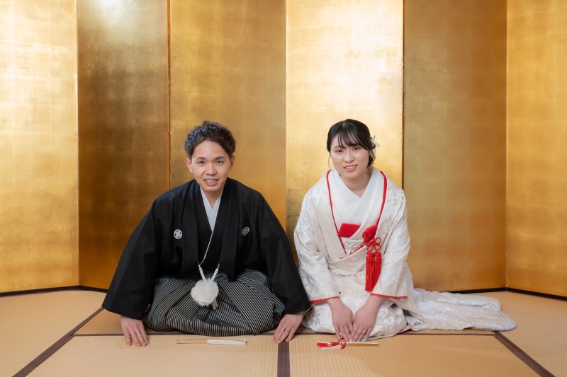 金屏風の前で！