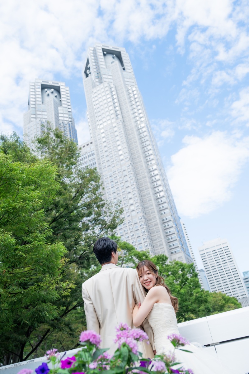 都庁をバックに…1