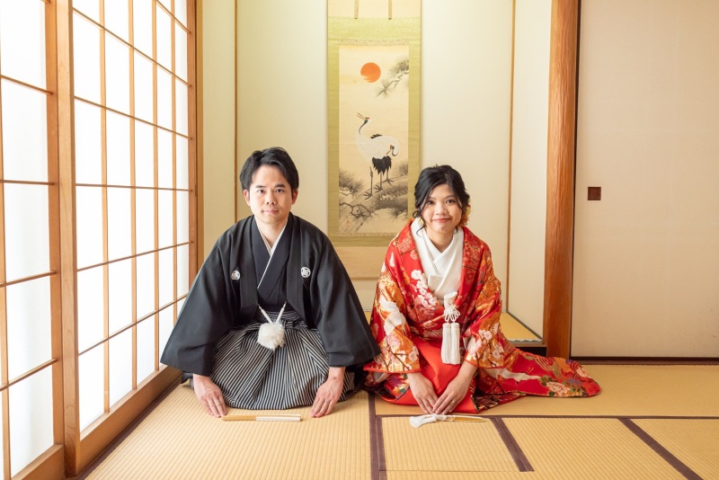 掛け軸をバックにご挨拶