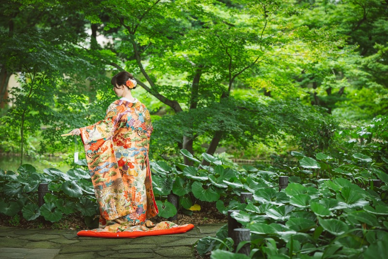 新緑の中の色打掛は映えます