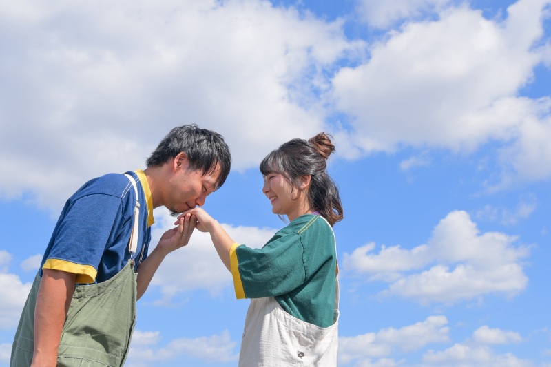 新婦の手にキッス♡