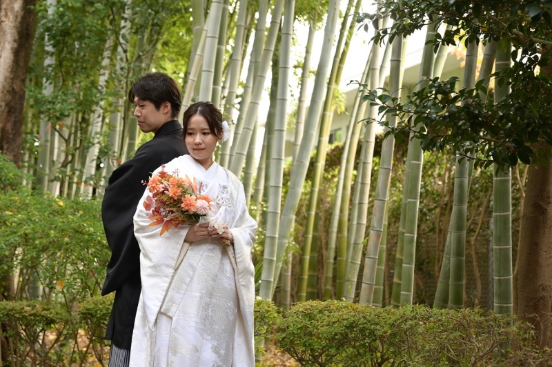 竹林をバックに