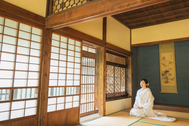 《室内　新婦一人座り姿》