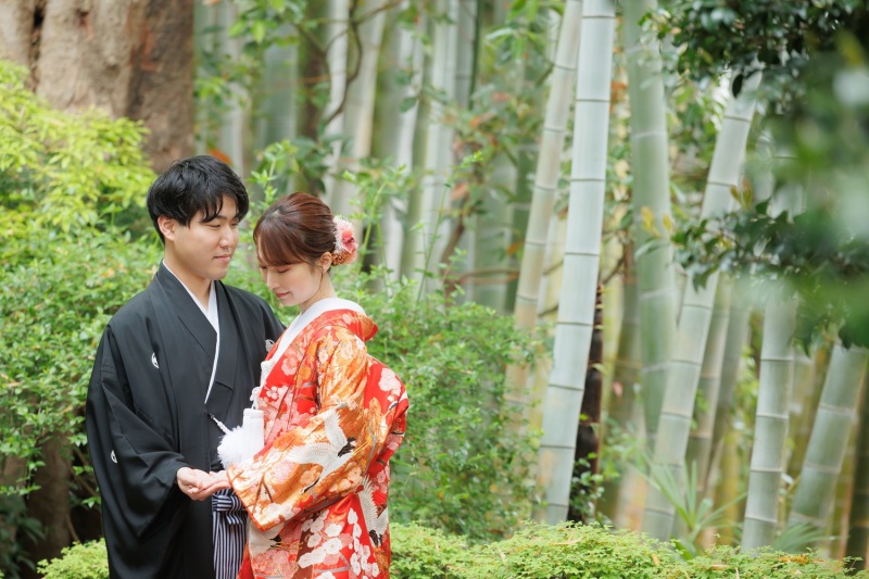 竹林をバックに