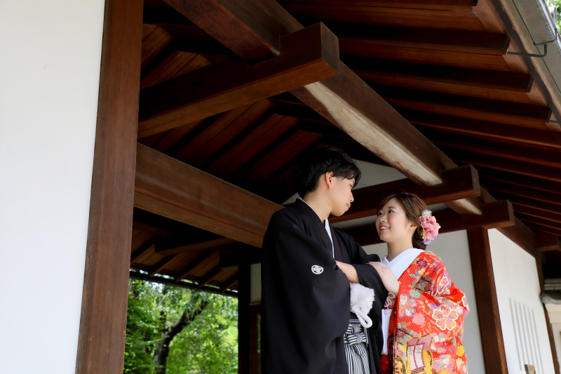 門の前にてワンショット!