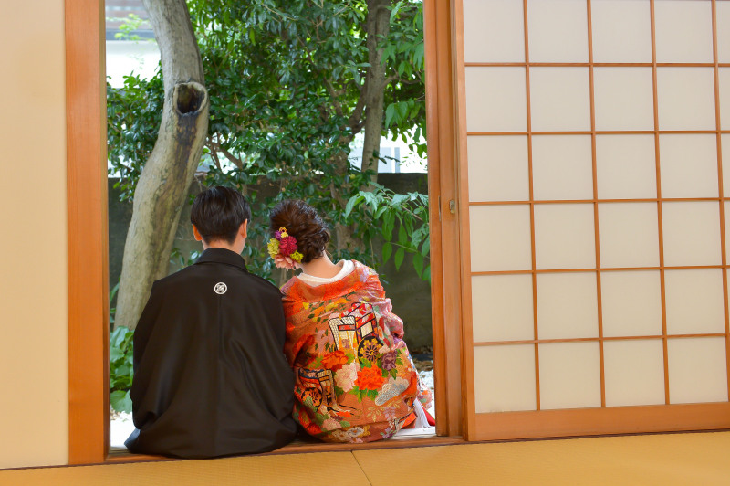 縁側でお二人寄り添って・・・