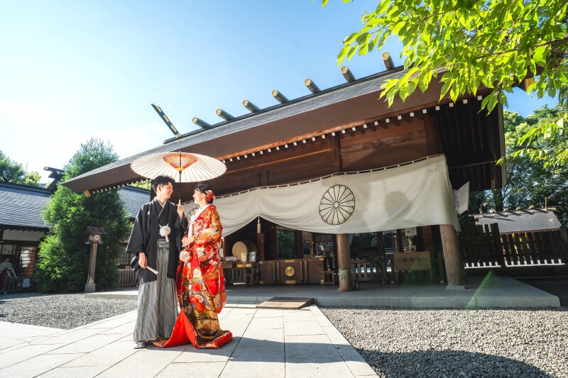 神殿内での参拝が終わったら境内で撮影スタート
