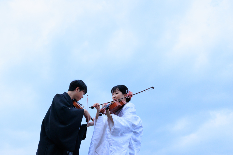 青空の下でバイオリンを引きながら♬