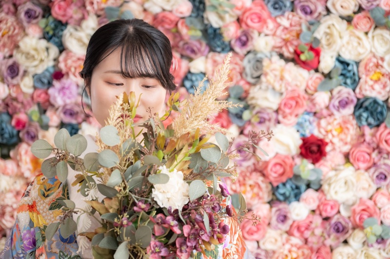 カラフルな花壁をバックにソロショット♡