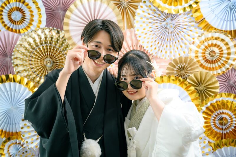 《 華やかなペーパーファンはサングラスで！ 》