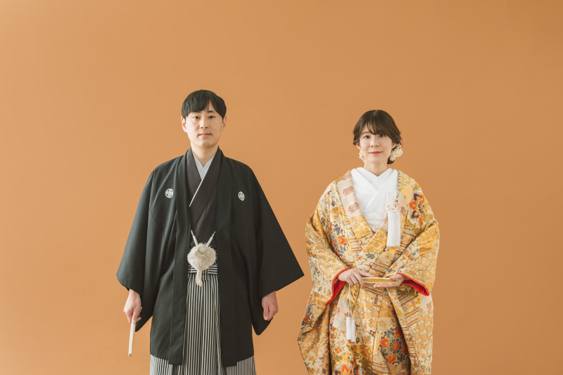 テラコッタ背景×おふたりの立ち姿