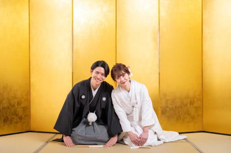 ≪白無垢×金屏風の正座≫