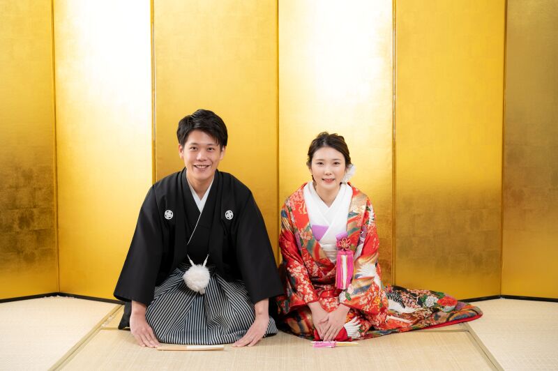 金屏風前で正座ショット＆和装小物色チェンジ
