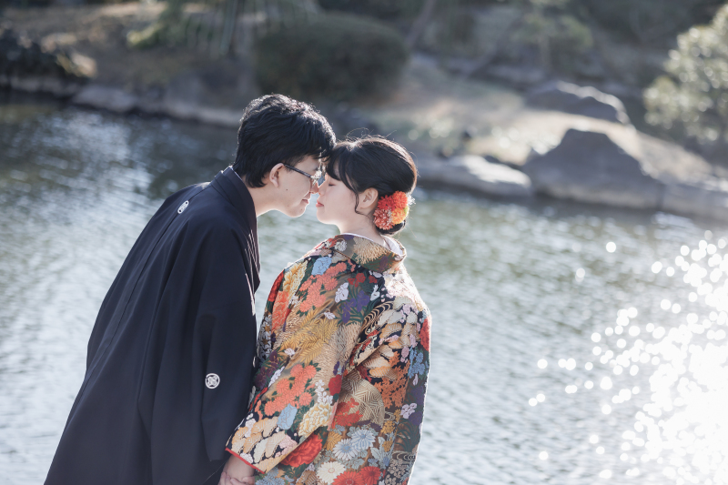 池にあたたかい日差しが光る1枚