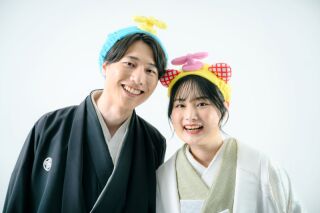 【スタジオ】ブースに合わせた小物使用でおふたりらしさ全開！