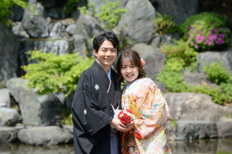 滝や池の自然溢れる庭園