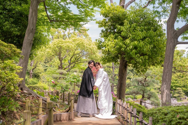 鮮やかな新緑に包まれた道にて一枚