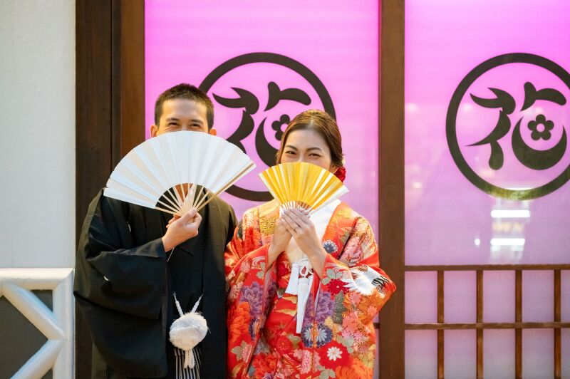 扇子を使って顔を隠す、和装の定番ショット♪ 　