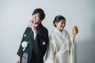 白背景でおふたりの魅力◎✨サウナハットにビールお持ち込み＊