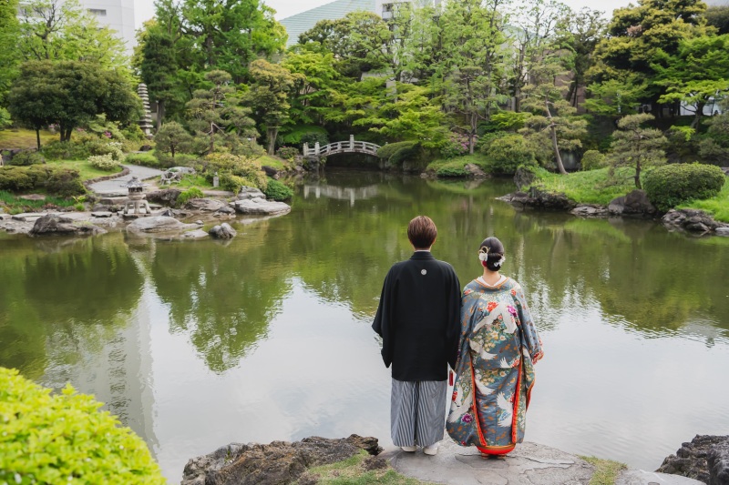 《新緑が映る池も見どころ》