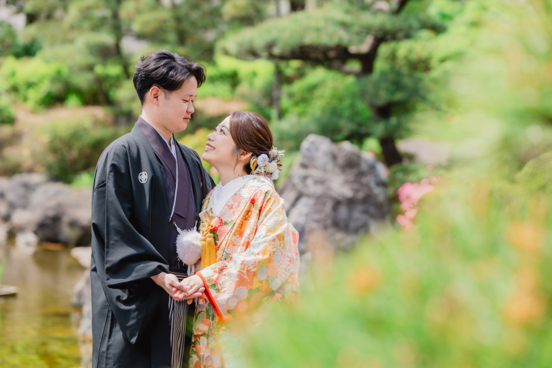 手を取り寄り添って…