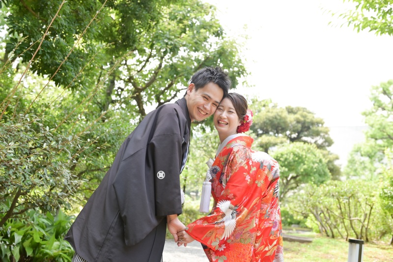 手を取り合って、笑顔で！