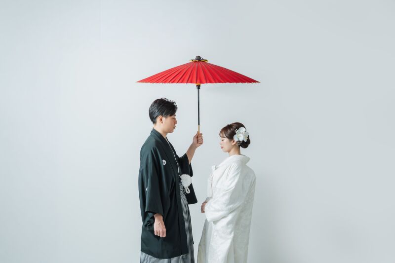 赤傘が引き立つ1枚