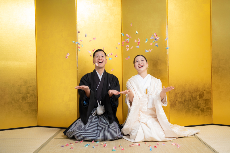 金屏風前で折鶴シャワー