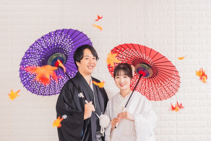 背景紙前で番傘ショット