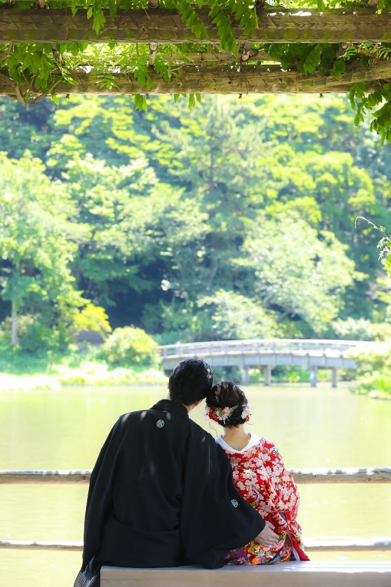 ベンチで寄り添い